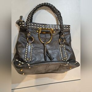 Elegant Black Leather Shoulder Bag with Gold Details (6c18)